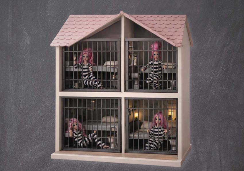 Imatge del esdeveniment:Una casa de nines amb forma de presó amb quatre nines tancades